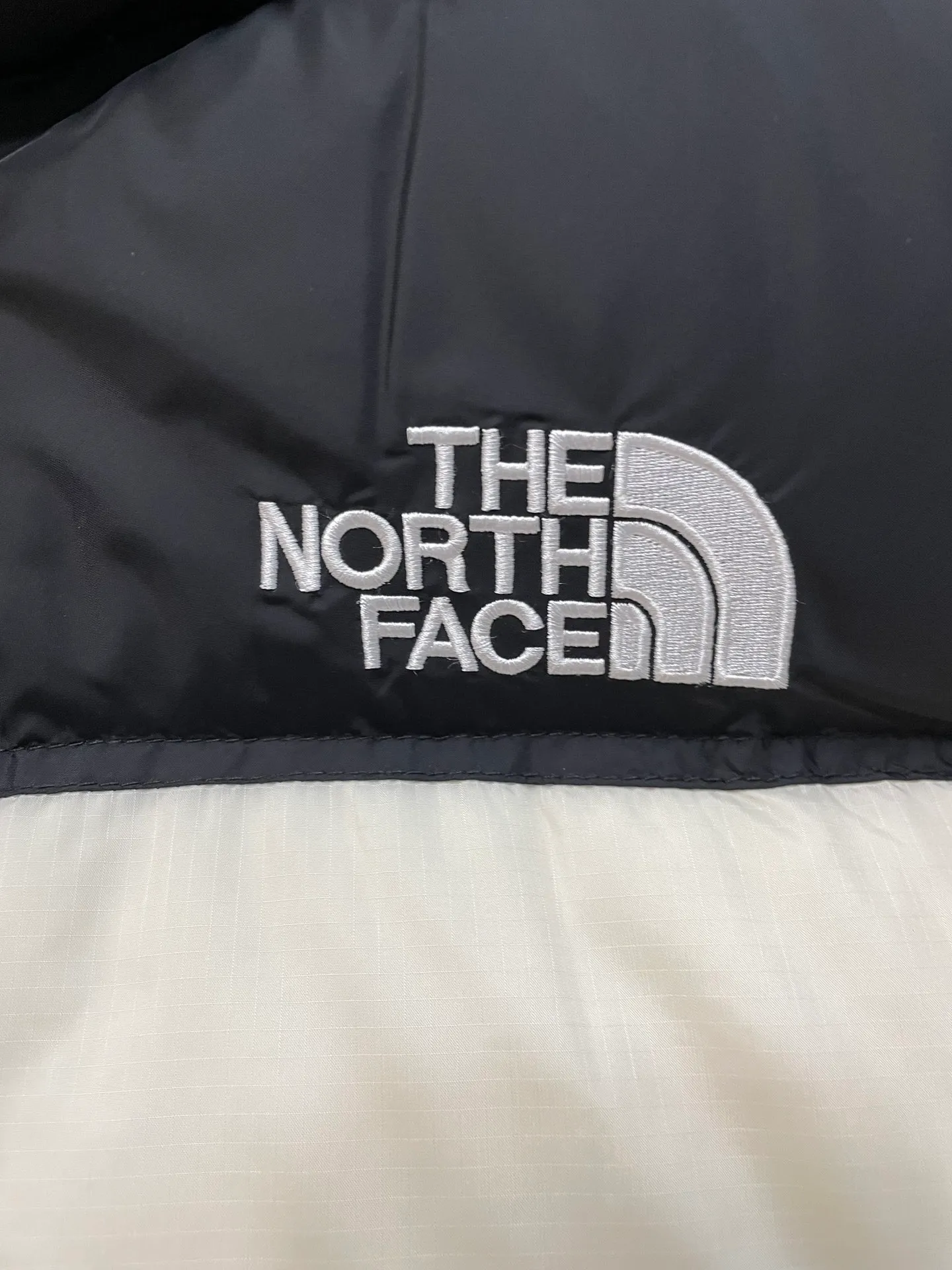 White 【The North Face 1996Nuptse 1996/Classic / / 】 ： The North Face" 、 。 The North Face" 。 The North Face。 。 , 。 The North Face" , Yosemite Half Dome, 。 + ： ✅ ：RDS Quality 700 / 280g ✅ ： ✅ ：YKK ISO 9000Quality ZP ✅ ：340TPremium ✅ ： ， ， Lightweight 。 ： ： DWR (DWR ） ～ ： 700 （RDS ) 1990 ， ， ， ， Lightweight 。